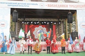 Школьница из Евпатории представила Крым на фестивале «Наследники традиций»