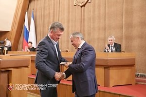 Сергей Тарасов получил удостоверение депутата Государственного Совета Республики Крым
