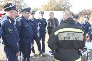 Севастопольские газодымозащитники МЧС продемонстрировали навыки, умения и техническое оснащение представителям пожарных команд Вооруженных Сил