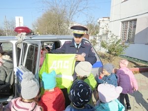 В Ленинском районе инспекторы ГИБДД организовали для малышей «День открытых дверей»