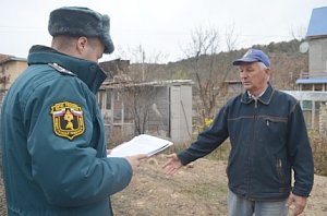 Севастопольские сотрудники МЧС России провели профилактический рейд по пожарной безопасности в частном секторе