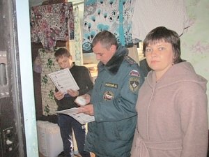 Спасатели МЧС России обучают население правилам пожарной безопасности