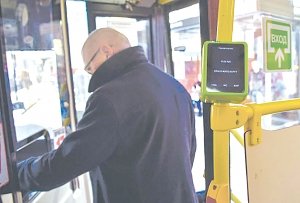 В Симферополе начала работать электронная система оплаты проезда