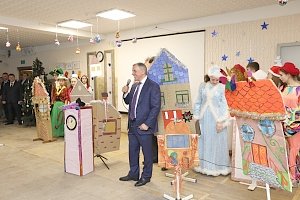 Владимир Константинов поздравил маленьких пациентов республиканской больницы с Днем святого Николая