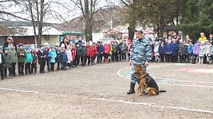 В Севастополе полицейские кинологи познакомили школьников с работой своих питомцев