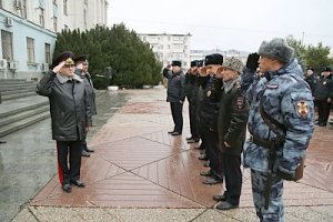 Министр внутренних дел по Республике Крым на главной площади Симферополя провел общегородской строевой смотр сил правопорядка