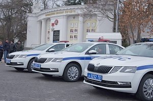 В Севастополе сотрудникам Госавтоинспекции вручили ключи от новых служебных автомобилей