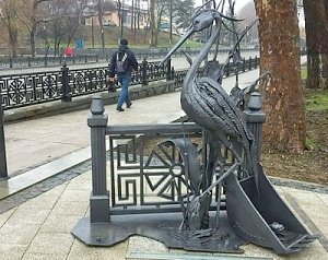 В Симферополе открыли памятник цапле