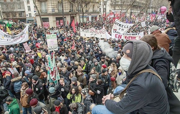 После массовых манифестаций правительство готово уступить в вопросе пенсионной реформы… во Франции