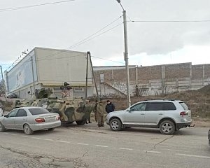 В Севастополе столкнулись БТР и легковушка