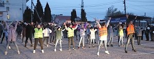 В Севастополе более 100 детей в танцевальном флешмобе призвали пешеходов использовать световозвращающие элементы