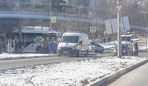 В Симферополе столкнулись две легковушки: одна из них вылетела на тротуар и перевернулась