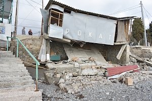 В Малореченском на пляже штормом размыло подпорную стену