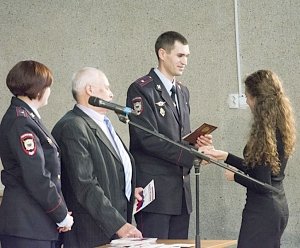 Севастопольские полицейские вручили паспорта 14-летним гражданам Гагаринского района