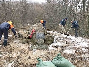 Крымские спасатели благоустроили партизанский памятник «Гора Караголь»