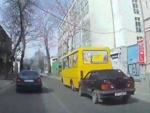 В Симферополе девушка за рулем ВАЗа врезалась в маршрутку
