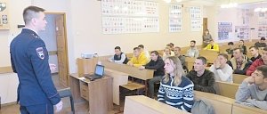 Сотрудники Госавтоинспекции организовали урок безопасности для студентов Севастопольского государственного университета