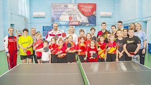 Министра спорта Крыма учили играть в настольный теннис юные спортсмены Ялты