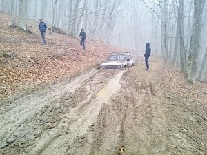 На Долгоруковской яйле два автомобиля утонули в грязи