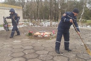 Крымские пожарные благоустроили памятник в Родниковом