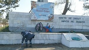 Крымские пожарные благоустроили памятник воинам-односельчанам в Новоандреевке