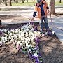 В Симферополе высадили сотни цветов на воинском кладбище и у Вечного огня