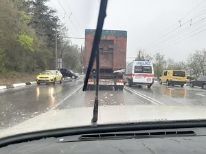 Такси и внедорожник лоб в лоб столкнулись на трассе Симферополь-Ялта