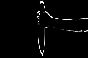 В Алуште пенсионер из ревности пырнул приятеля ножом