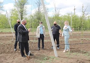 Министр спорта РК посетила «Сад Памяти» в Красногвардейском районе