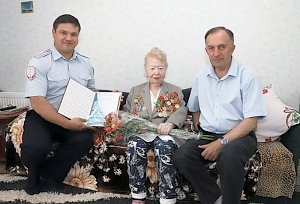 Севастопольские полицейские поздравили ветерана Великой Отечественной войны Нину Сатымову с 96-летием