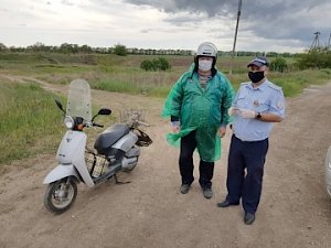 Сотрудники Госавтоинспекции Красногвардейского района проводят разъяснительные беседы с водителями мототранспорта