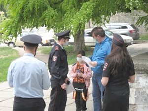 В День защиты детей на улицах города сотрудники симферопольской полиции провели профилактическую акцию