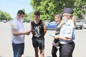 В рамках ежегодной акции «Севастополь без наркотиков» сотрудники полиции и члены фонда «За трезвый Крым» провели опрос граждан