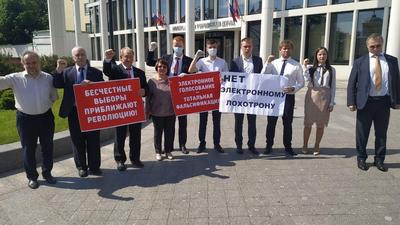 Московские коммунисты выразили протест против введения электронного голосования