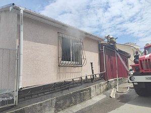 В Ялте ликвидировали пожар в гараже с жилой надстройкой