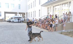 Севастопольские полицейские продолжают проведение тематических занятий в пришкольных лагерях