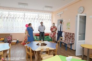 Владимир Константинов посетил дошкольные и общеобразовательные учреждения Симферопольского района