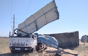 На крымской трассе лоб в лоб столкнулись грузовик и легковушка