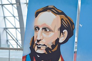 Аэропорту Симферополь подарили трехметровый памятник Айвазовскому авторства Салавата Щербакова
