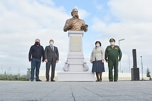 Памятник великому художнику И.К. Айвазовскому открыли в аэропорту Симферополя