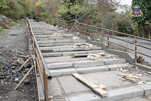 Ялтинцы недовольны ремонтом лестниц из-за ограничений движения