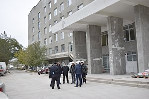 Алексей Черняк проинспектировал ход ремонтных работ в Джанкойской центральной районной больнице