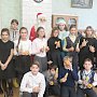 В Ялте работники правоохранительных органов в рамках акции «Полицейский Дед Мороз» организовали праздничное представление в Православной школе