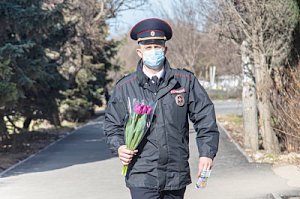 В Севастополе участковые уполномоченные вместе с Общественным советом при УМВД участвовали в акции «8 марта – в каждый дом»