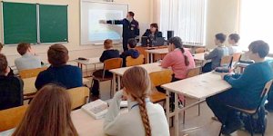 Сотрудники ГИБДД Севастополя продолжают проводить обучающие занятия для детей в школах