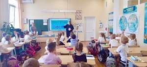 Севастопольские полицейские продолжают проведение обучающих тренингов в школах с целью подготовки детей к безопасным летним каникулам