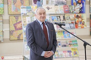 Ефим Фикс вручил работникам книжной отрасли государственные награды
