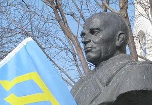 Симферопольские власти бережно сохраняют памятник, установленный меджлисовцами в центре крымской столицы