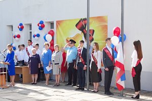 Сотрудники МВД по Республике Крым поздравили воспитанников «полицейских» кадетских классов с окончанием учебного года