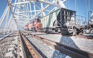 Около 50 тыс. вагонов перевезли грузы по Крымскому мосту за год